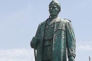 Statue colonel Amirouche