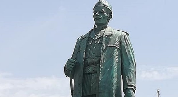 Statue colonel Amirouche