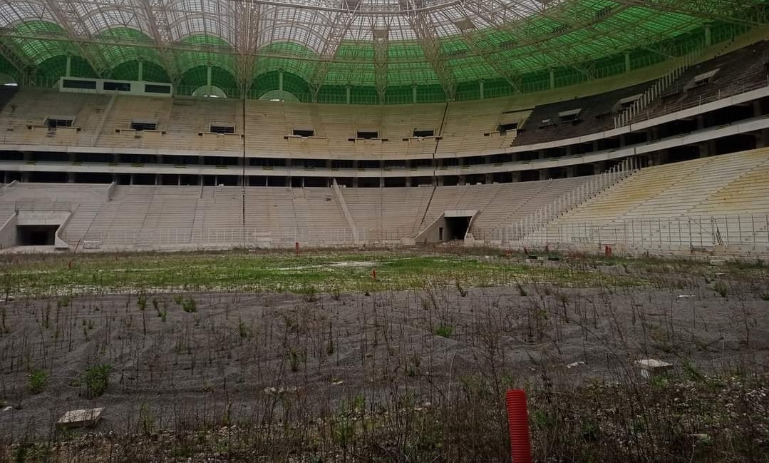 Le futur stade Matoub Lounès à l&#39;abandon : le terrain envahi par des  plantes – VAVA innova