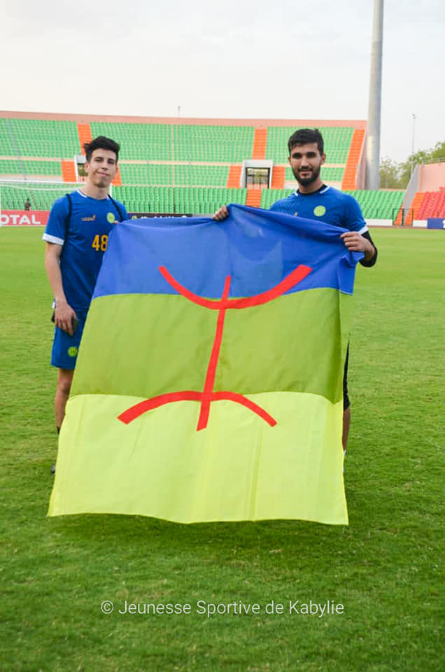 La JSK avec un drapeau amazigh : polémique sur des pages